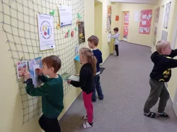 Matematická hra ožila ve třídě i na chodbě